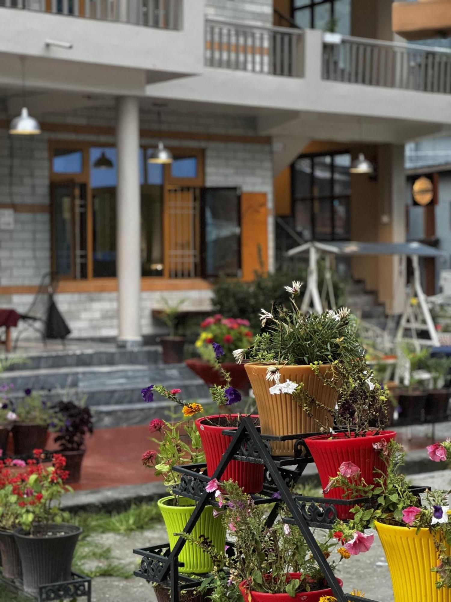 The Royal Orchard Kasol Hotel Bagian luar foto